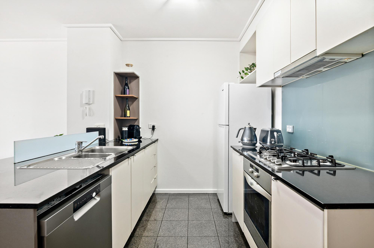 Kitchen 5, Stylish Southbank Apartment with On-Site Parking, Melbourne