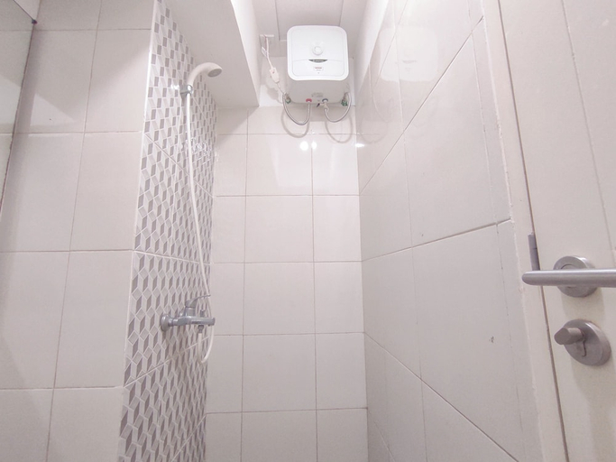 Bathroom 3, Simple And Restful Studio At Tanglin Supermall Mansion Apartment, Surabaya