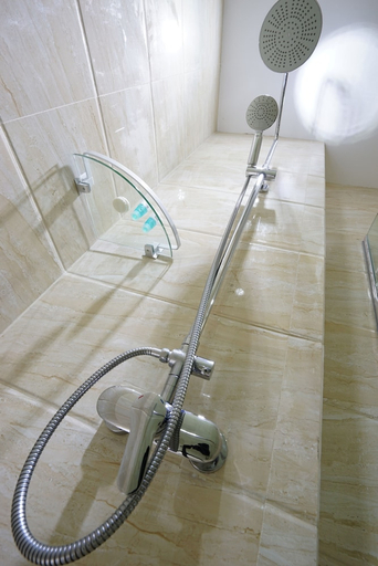Bathroom 3, Cardinal Lucky Star Hotel, Batam