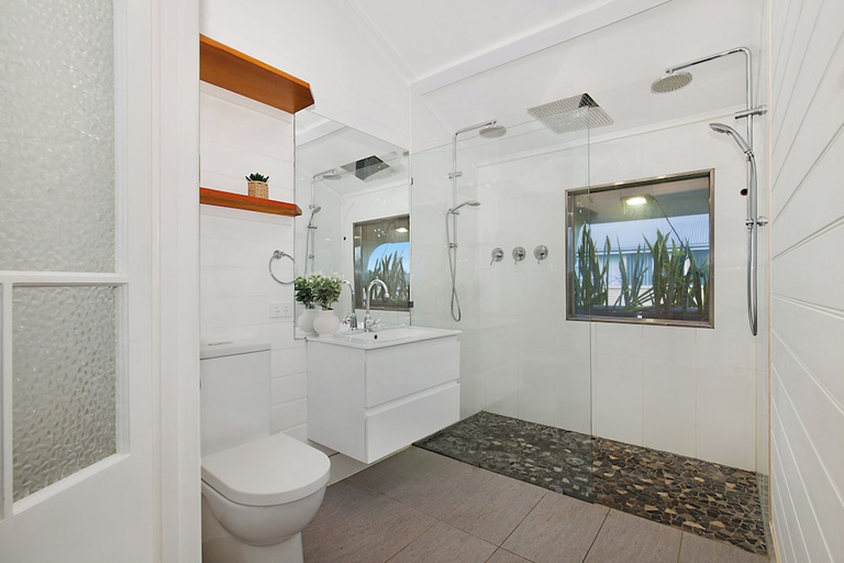 Bathroom, Gladstone Backpackers, Gladstone