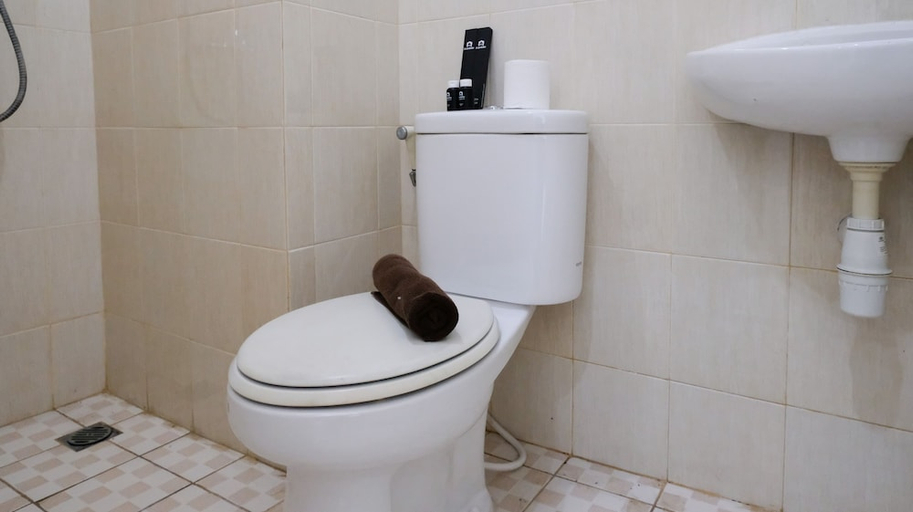 Bathroom 4, Cozy Stay Studio At Puncak Permai Apartment, Surabaya