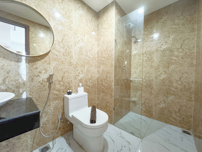 Bathroom 3, Best Value and Comfortable Living 2BR at Grand Sungkono Lagoon Apartment, Surabaya