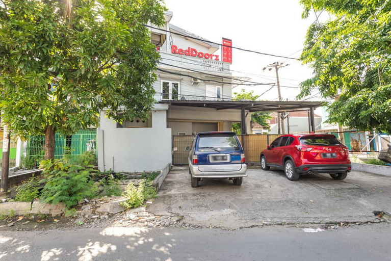 Exterior & Views 2, RedDoorz near Widya Mandala University, Surabaya