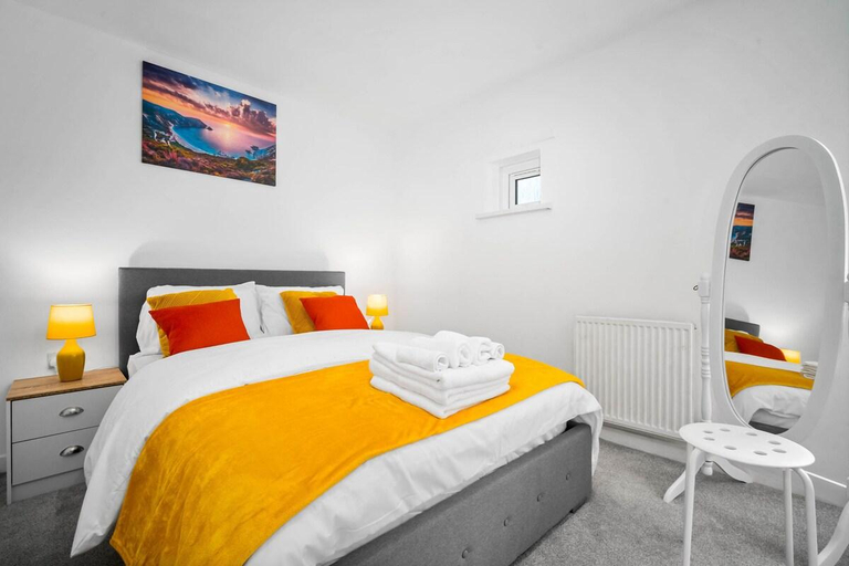 Bedroom 2, Luxury New House with free Parking, Birmingham
