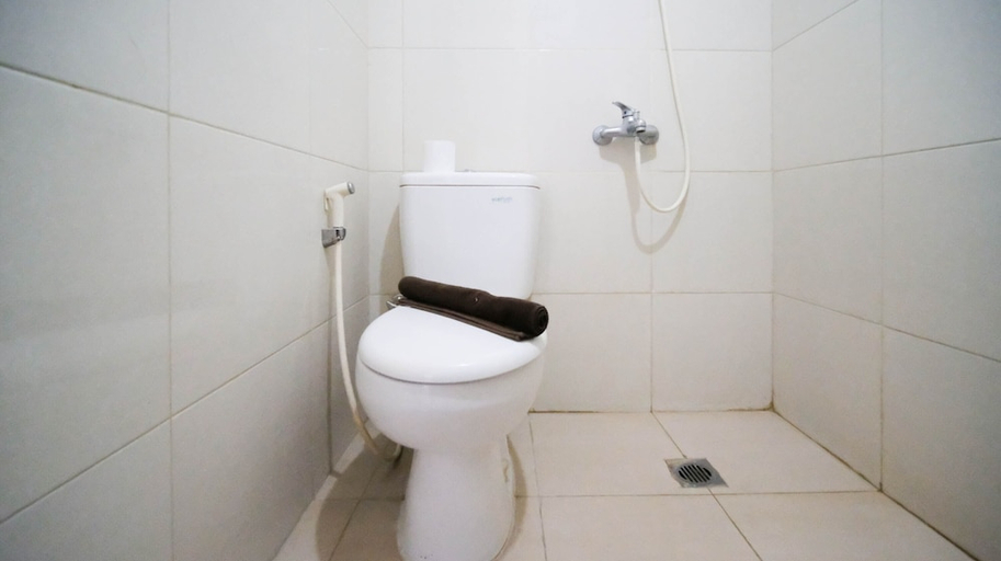 Bathroom 4, Cozy Studio With Connected To Mall At Orchard Supermall Mansion Apartment, Surabaya