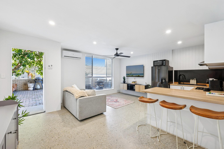 Separate living room 5, Spacious 1-Bed Apartment in Coolangatta, Gold Coast