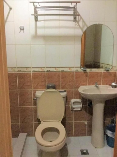 Bathroom 3, La Brea Inn, Baguio City