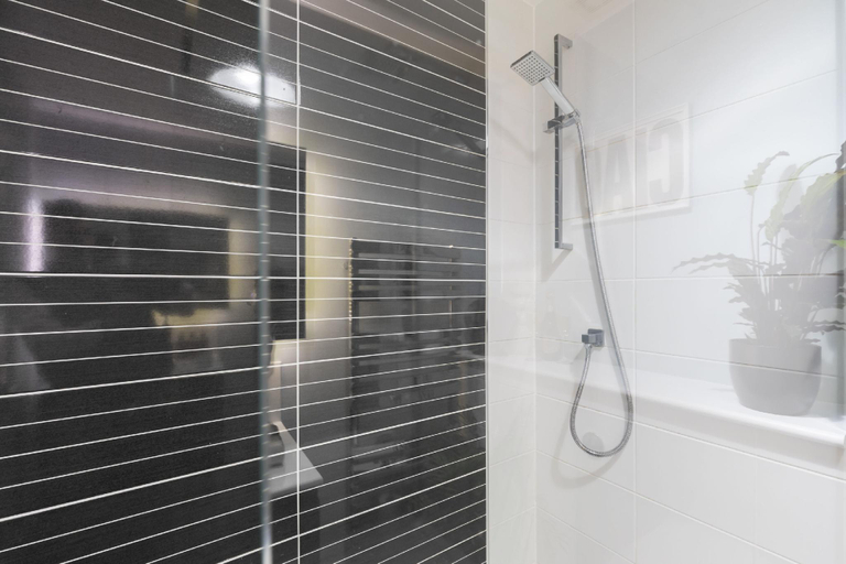Bathroom 3, Cosy 2-Bed Apartment in Tivoli, Gloucestershire