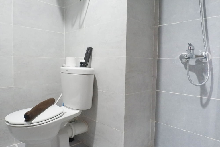 Bathroom 2, Scenic Studio Apartment at Taman Melati, Surabaya