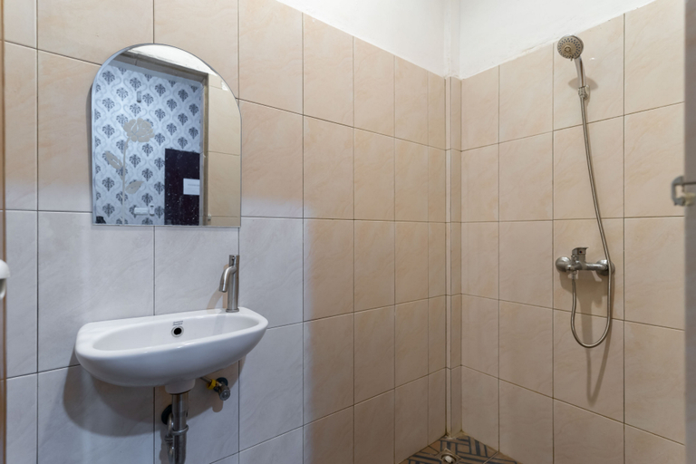 Bathroom 3, RedDoorz Plus @ Jalan Letda Sujono Medan 2, Medan