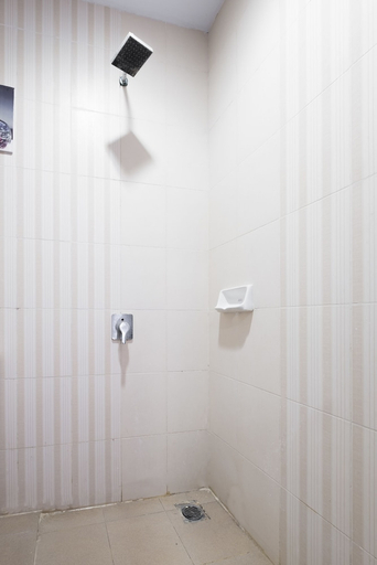 Bathroom 4, Capital O 472 Hotel Asyra, Makassar