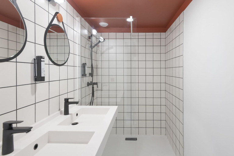 Bathroom 4, Quai Central, Nord