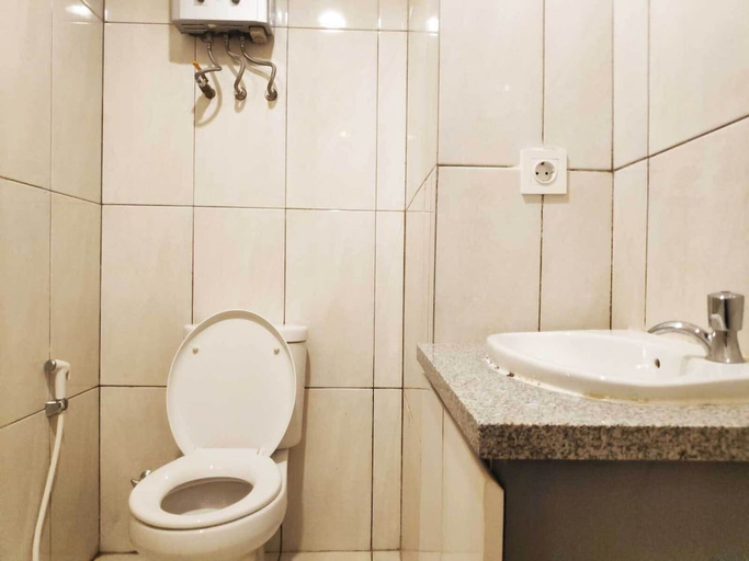Bathroom 5, Grand Kamala Lagoon by 21 Room, Bekasi