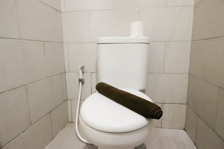 Bathroom 3, Warm Studio With Access To Mall At Supermall Mansion Apartment, Surabaya