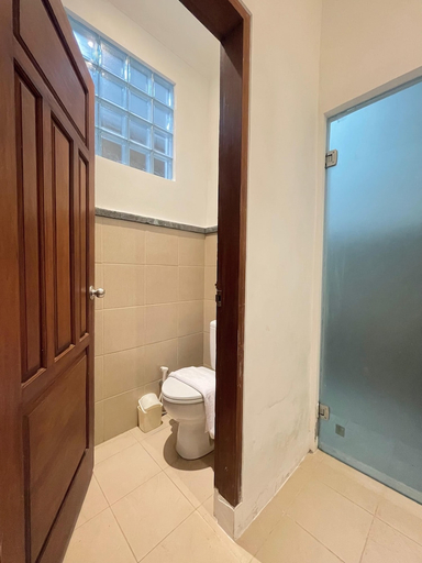 Bathroom 3, Giri Kusuma Hotel, Gianyar