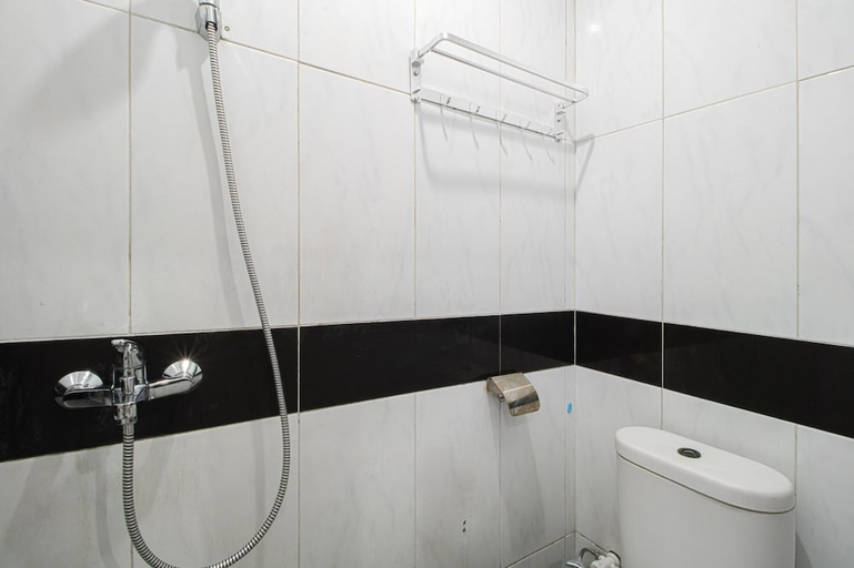 Bathroom, De 80's Ekonomi, Central Jakarta
