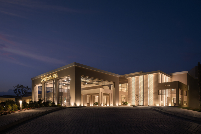 Exterior & Views