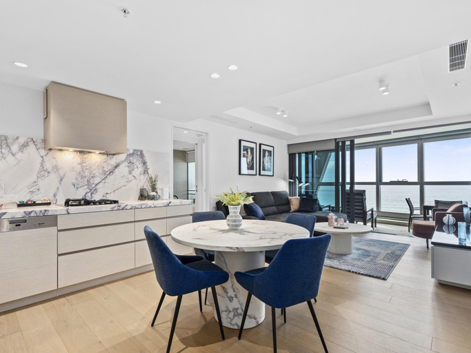 Separate living room 3, Luxury Beachfront 1-Bed Apartment with Pool & Gym, Gold Coast