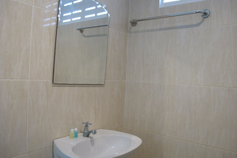 Bathroom 2, Charlie's Bungalow, Koh Si Chang