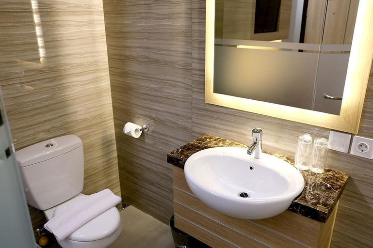 Bathroom 3, Grand Citihub Hotel at Panakkukang, Makassar