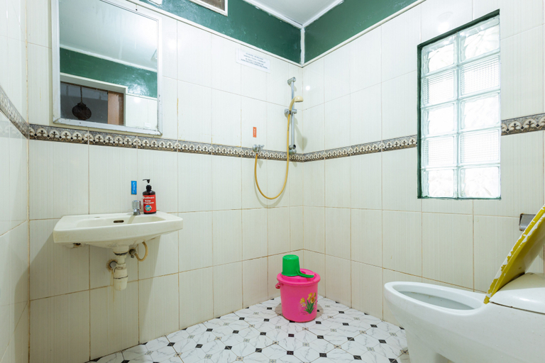 Bathroom 3, RedDoorz Plus near Jalan Baru Bogor, Bogor