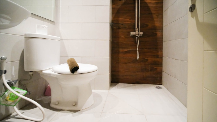 Bathroom 2, Cozy Living 2Br At Anderson Supermall Mansion Apartment, Surabaya