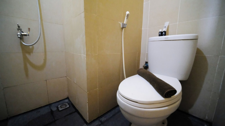 Bathroom, Simple Studio At Menara Rungkut Apartment, Surabaya