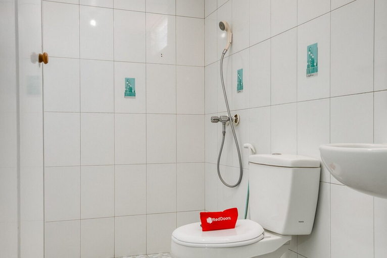 Bathroom 5, RedDoorz Plus Syariah @ Dharmahusada Surabaya, Surabaya