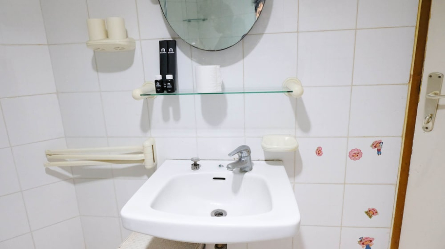 Bathroom 4, Extra Spacious And Homey 2Br At Kondominium Puncak Marina Apartment, Surabaya