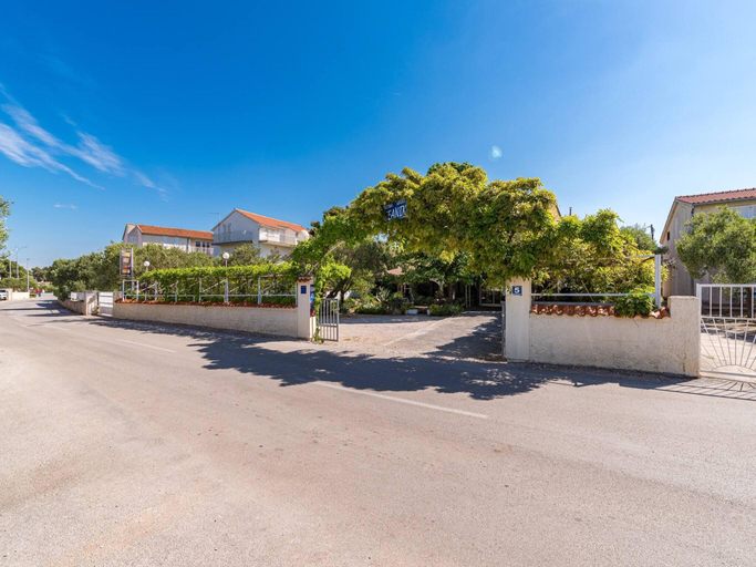 Exterior & Views 1, Apartment in Brodarica Near Beach Gaj, Šibenik