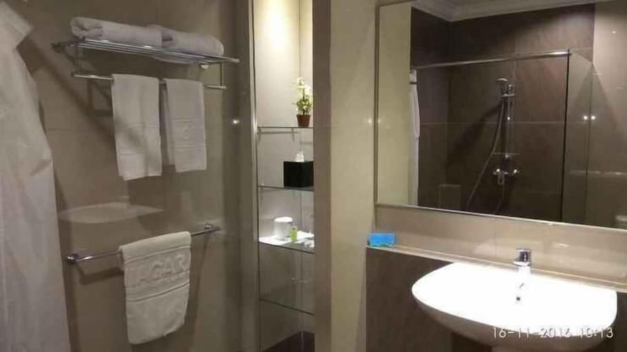 Bathroom 3, Niagara Hotel Lake Toba & Resorts, Simalungun