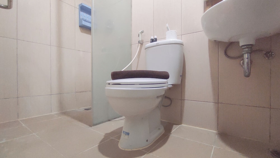 Bathroom 4, Compact And Strategic Studio At Tamansari Papilio Apartment, Surabaya
