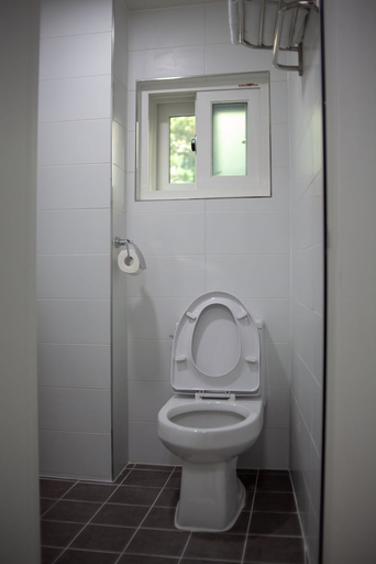 Bathroom 5, Kpop Haus, Jung