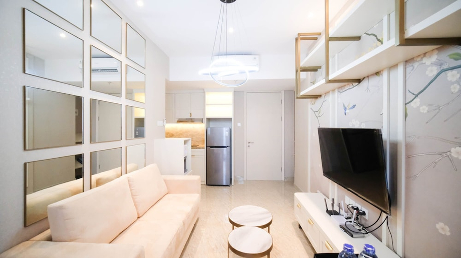 Living Area 2, Enchanting And Beautiful 2Br Apartment At Supermall Mansion Benson Tower, Surabaya