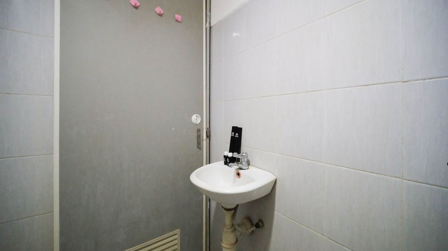 Bathroom 5, Homey Studio Apartment At Dian Regency, Surabaya