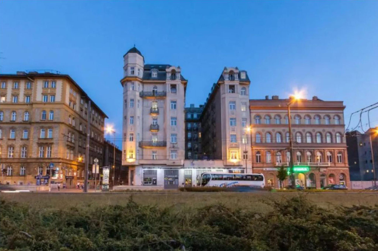 Entrance 2, East City Budapest, Budapesti