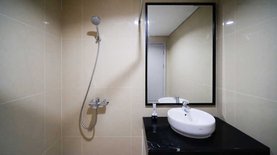 Bathroom 3, Simple And Clean 2Br At Grand Sungkono Lagoon Apartment, Surabaya