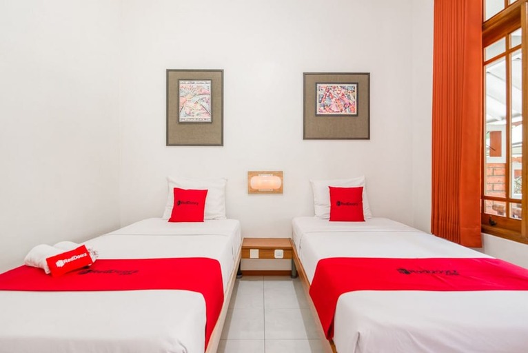 Bedroom 2, RedDoorz Plus Syariah @ Dharmahusada Surabaya, Surabaya