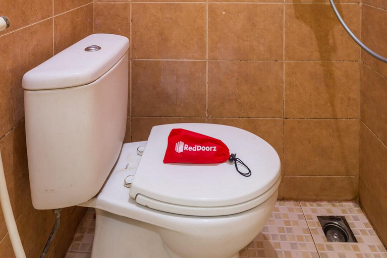 Bathroom 3, RedDoorz near Widya Mandala University, Surabaya