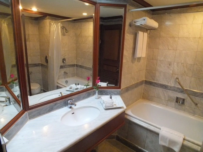 Bathroom, Topland Hotel & Convention Centre, Muang Phitsanulok