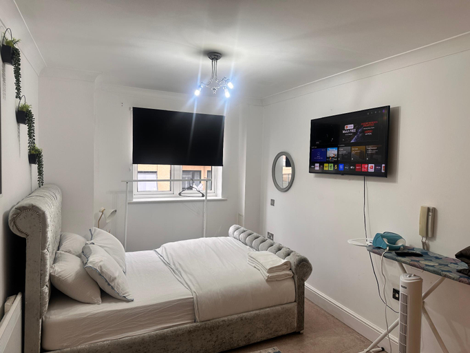 Bedroom 2, Charming Birmingham Apartment with mini balcony and WiFi with a free parking, Birmingham