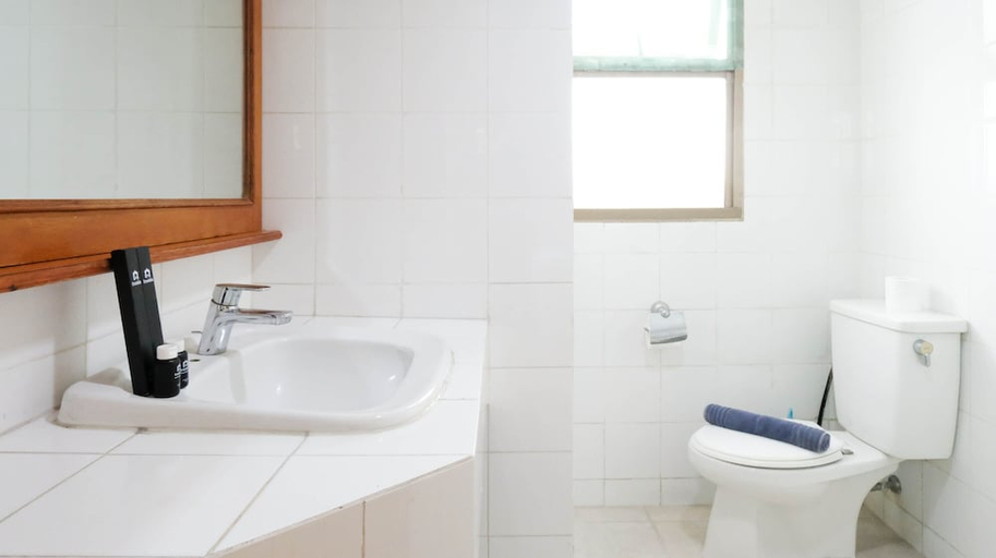 Bathroom 3, Extra Spacious And Homey 2Br At Kondominium Puncak Marina Apartment, Surabaya