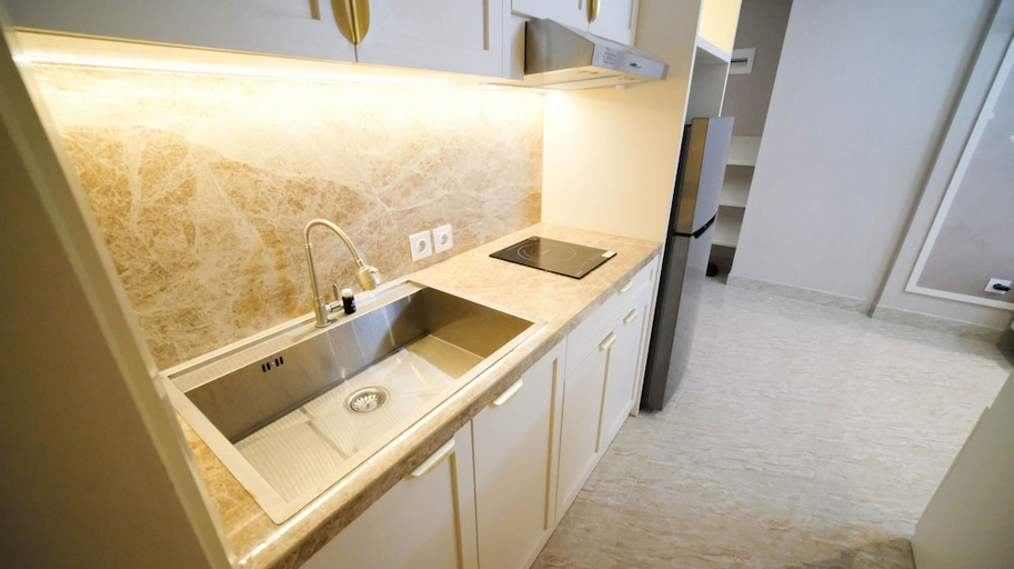 In-Room Kitchen 5, Enchanting And Beautiful 2Br Apartment At Supermall Mansion Benson Tower, Surabaya