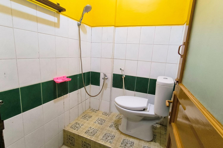 Bathroom, Hotel Pattimura powered by Cocotel, Semarang