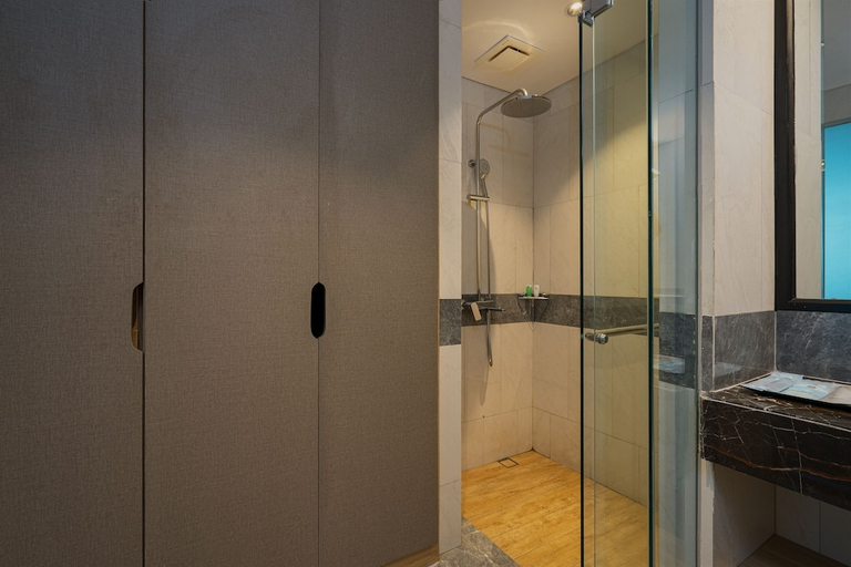 Bathroom 5, Anara Airport Hotel, Tangerang