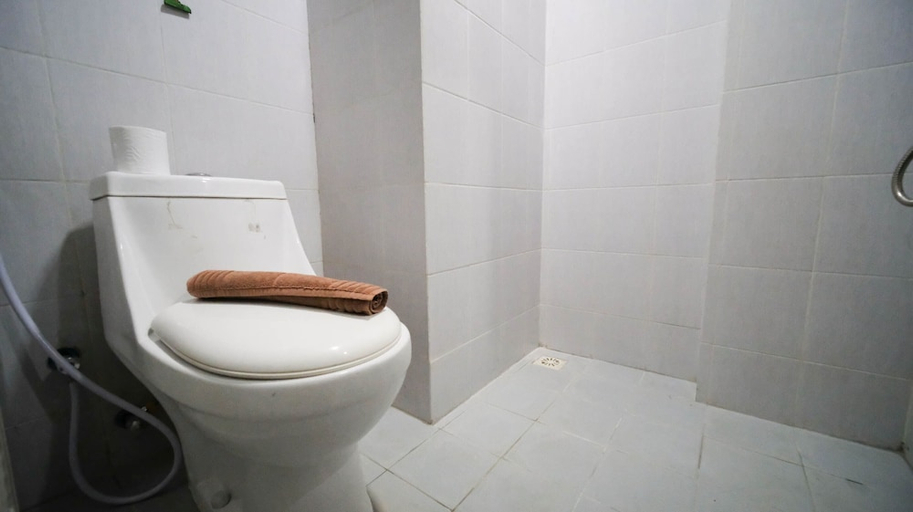 Bathroom 3, Homey And Comfy 2Br At Dian Regency Apartment, Surabaya