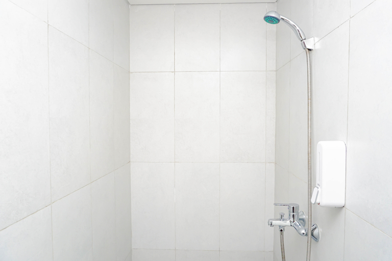 Bathroom 5, Comfortable Studio (No Kitchen) at Apartment LRT City Sentul - Royal Sentul Park By Travelio, Bogor