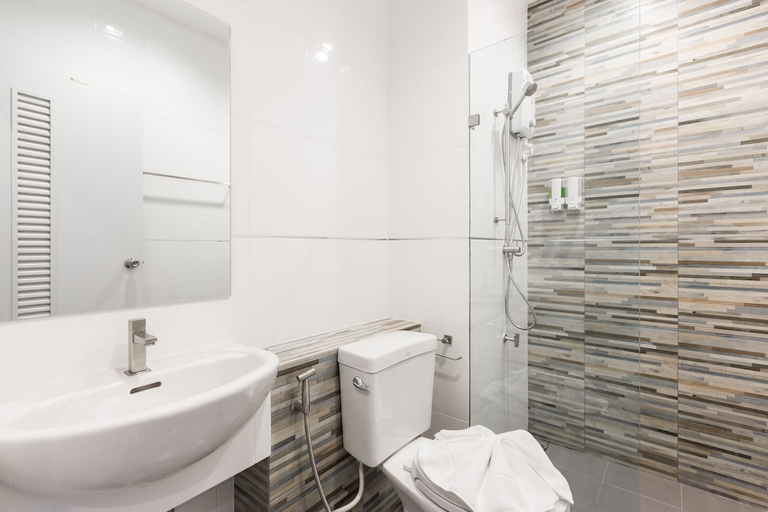 Bathroom 4, Evergreen Suite Hotel, Muang Surat Thani