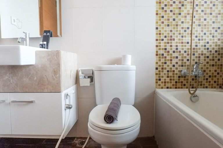 Bathroom 4, Vibrant Luxurious 2Br Apartment At Aryaduta Residence Connected To Cito Mall, Surabaya