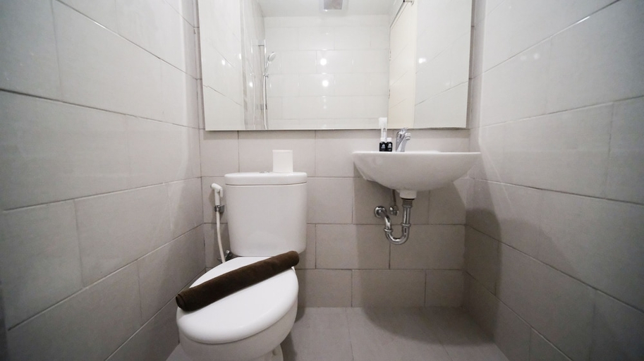Bathroom 3, Luxury And Clean 2Br At Benson Supermall Mansion Apartment, Surabaya
